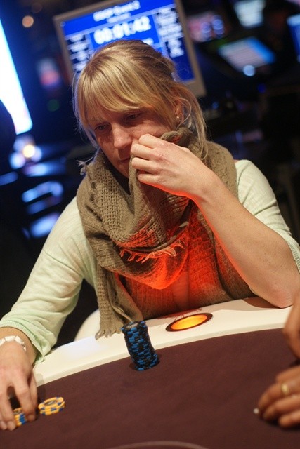 http://www.pokercity.nl/uploads/lrFoto/event668/DSC02221.JPG