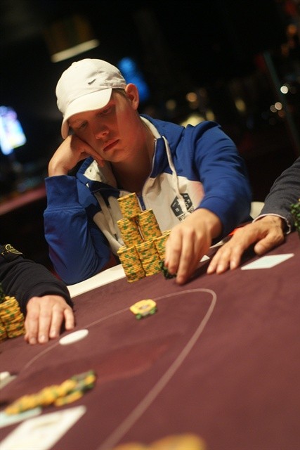 http://www.pokercity.nl/uploads/lrFoto/event671/DSC02372.JPG