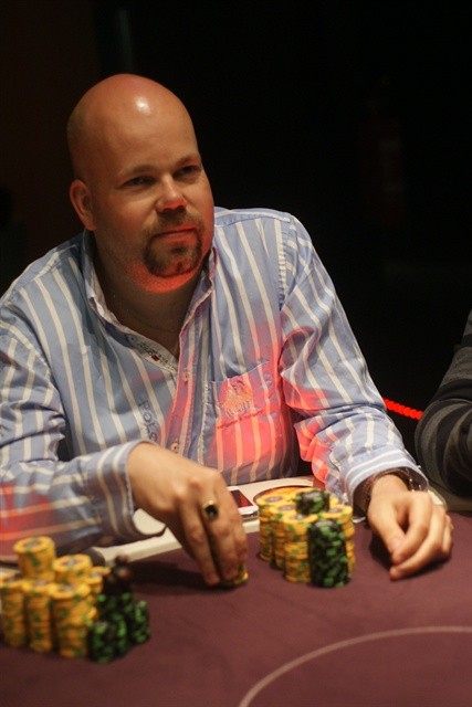 http://www.pokercity.nl/uploads/lrFoto/event671/DSC02380.JPG