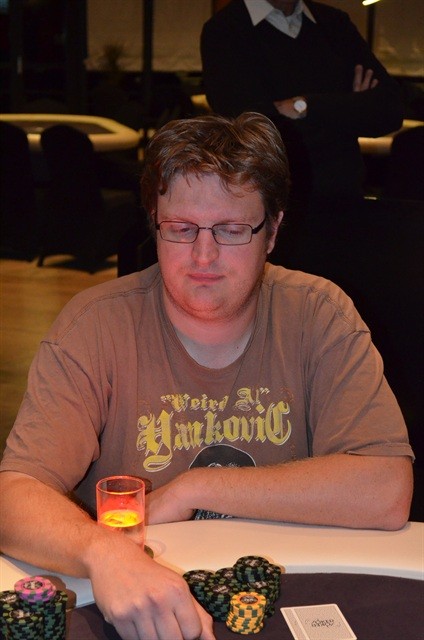 http://www.pokercity.nl/uploads/lrFoto/event683/DSC_0389.JPG
