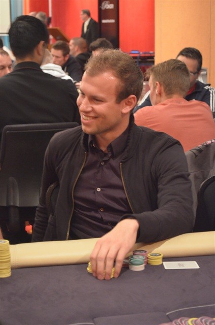 http://www.pokercity.nl/uploads/lrFoto/event798/DSC_9369.JPG