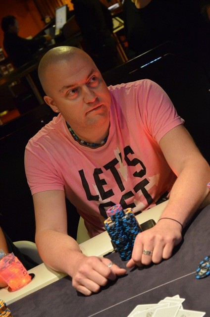 http://www.pokercity.nl/uploads/lrFoto/event856/DSC_0152.JPG