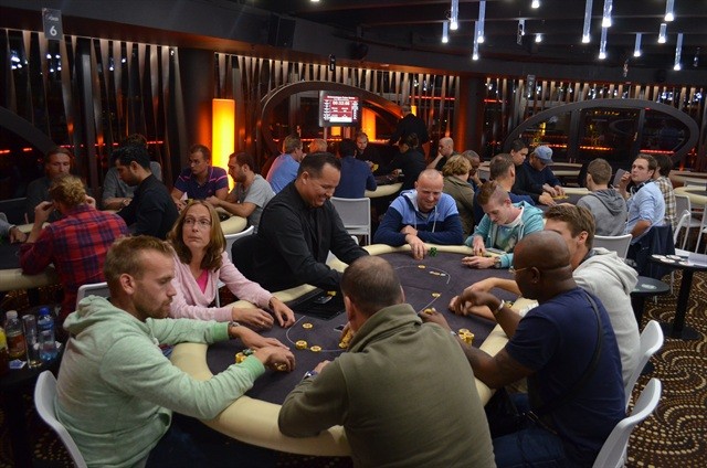http://www.pokercity.nl/uploads/lrFoto/event907/DSC_0511.JPG