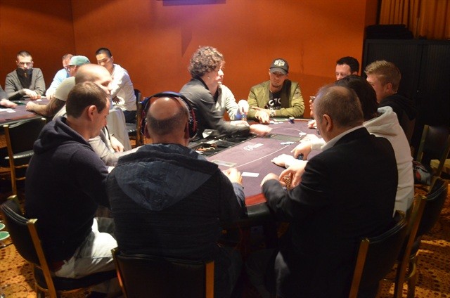 http://www.pokercity.nl/uploads/lrFoto/event953/Deze6.JPG