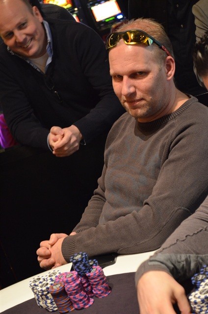 http://www.pokercity.nl/uploads/lrFoto/event975/DSC_0160.JPG