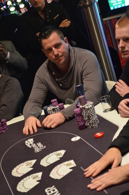 http://www.pokercity.nl/uploads/lrFoto/event975/DSC_0161.JPG