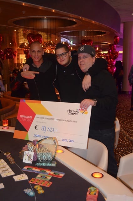http://www.pokercity.nl/uploads/lrFoto/event981/DSC_0055.JPG
