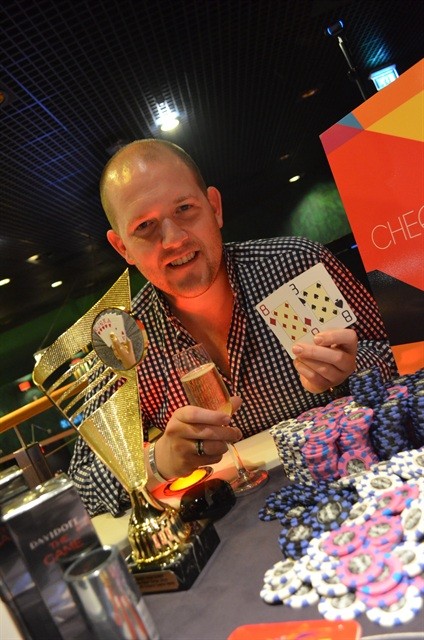 http://www.pokercity.nl/uploads/lrFoto/event818/DSC_0107.JPG