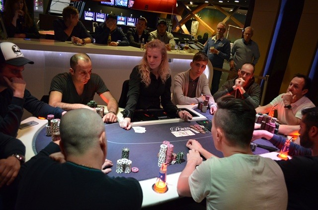 http://www.pokercity.nl/uploads/lrFoto/event989/DSC_0151.JPG