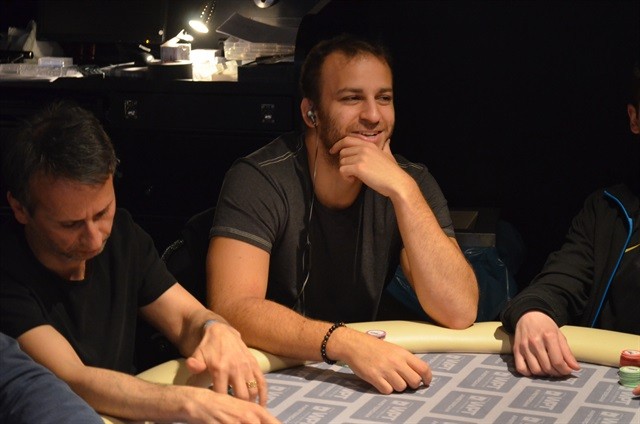 http://www.pokercity.nl/uploads/lrFoto/event1001/DSC_0420.JPG