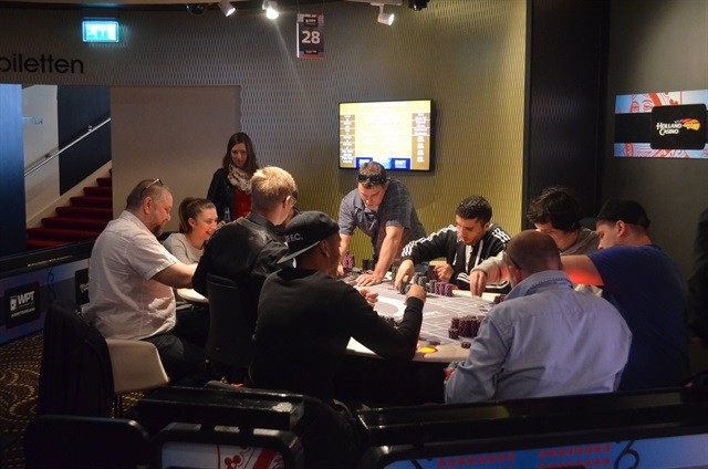 http://www.pokercity.nl/uploads/lrFoto/event1003/DSC_0457.JPG