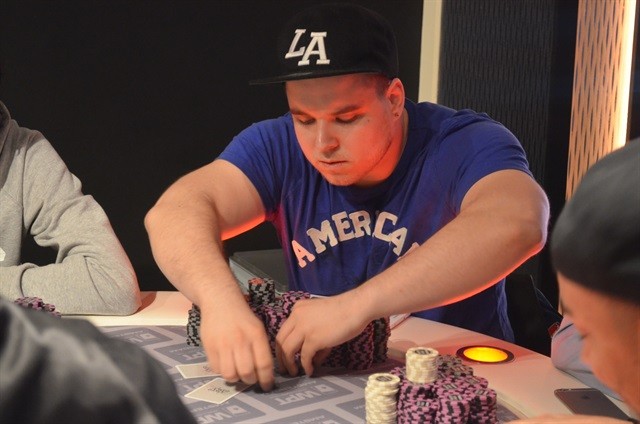 http://www.pokercity.nl/uploads/lrFoto/event1003/DSC_0469.JPG