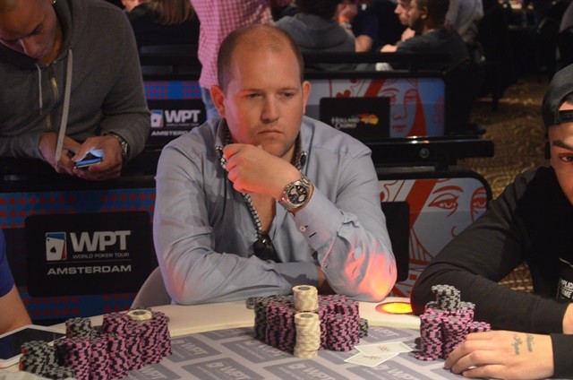 http://www.pokercity.nl/uploads/lrFoto/event1003/DSC_0471.JPG