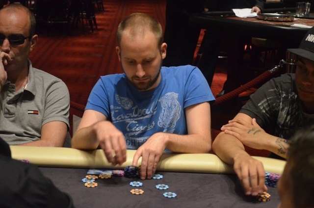 http://www.pokercity.nl/uploads/lrFoto/event1017/DSC_0636.JPG