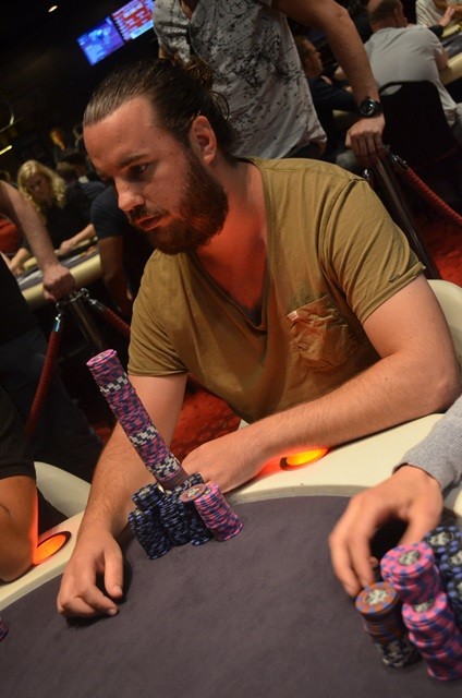 http://www.pokercity.nl/uploads/lrFoto/event1019/DSC_0718.JPG