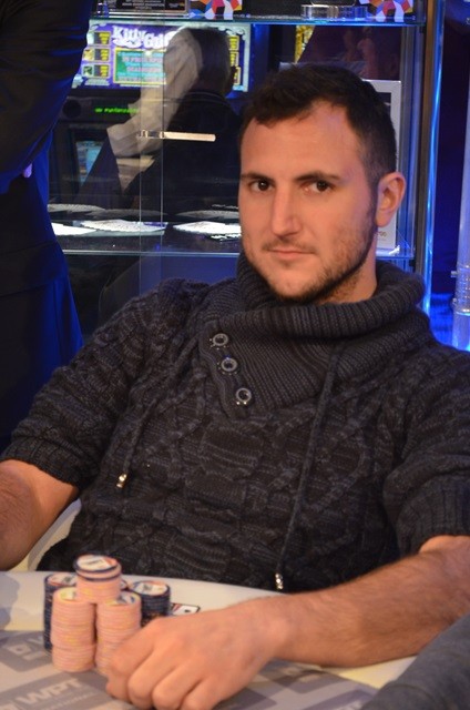 http://www.pokercity.nl/uploads/lrFoto/event1030/DSC_0185.JPG