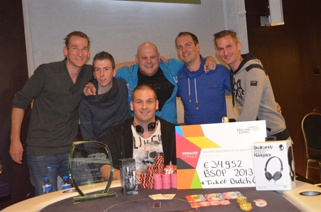 http://www.pokercity.nl/uploads/lrFoto/event686/DSC_0451.JPG