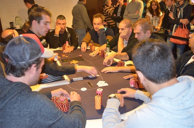 http://www.pokercity.nl/uploads/lrFoto/event686/DSC_0563.JPG