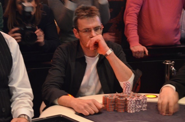 http://www.pokercity.nl/uploads/lrFoto/event1053/DSC_0003.JPG