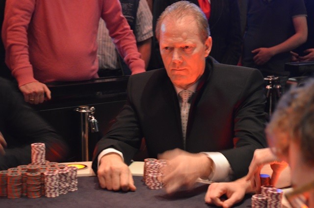http://www.pokercity.nl/uploads/lrFoto/event1053/DSC_0004.JPG