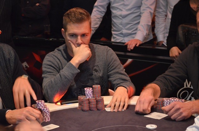 http://www.pokercity.nl/uploads/lrFoto/event1053/DSC_0016.JPG