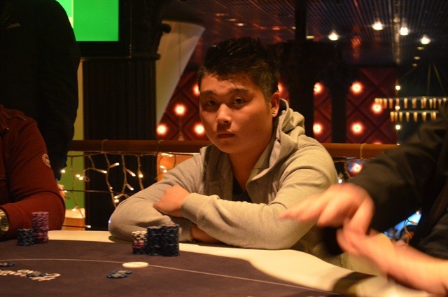 http://www.pokercity.nl/uploads/lrFoto/event954/DSC_0128.JPG
