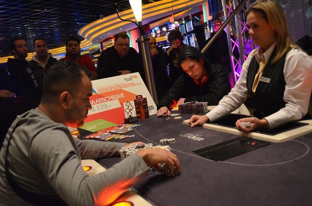 http://www.pokercity.nl/uploads/lrFoto/event1217/DSC_0104.JPG