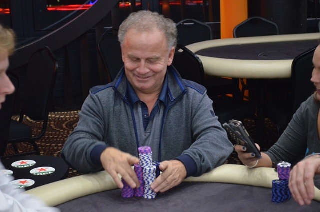 http://www.pokercity.nl/uploads/lrFoto/event1243/DSC_0236.JPG