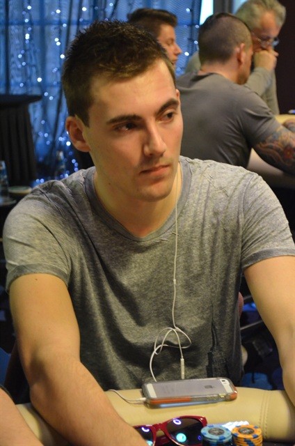 http://www.pokercity.nl/uploads/lrFoto/event923/DSC_0475.JPG