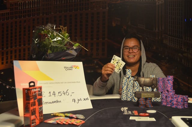 http://www.pokercity.nl/uploads/lrFoto/event1331/DSC_1095.JPG