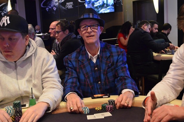 http://www.pokercity.nl/uploads/lrFoto/event1382/DSC_0356.JPG