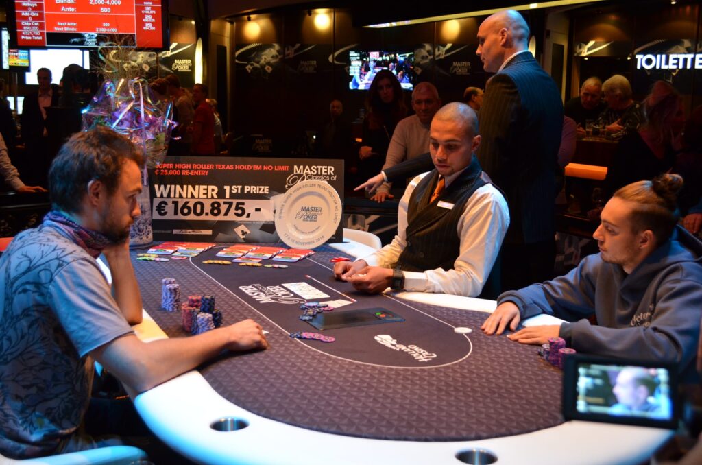 http://www.pokercity.nl/uploads/lrFoto/event1381/DSC_0385.JPG