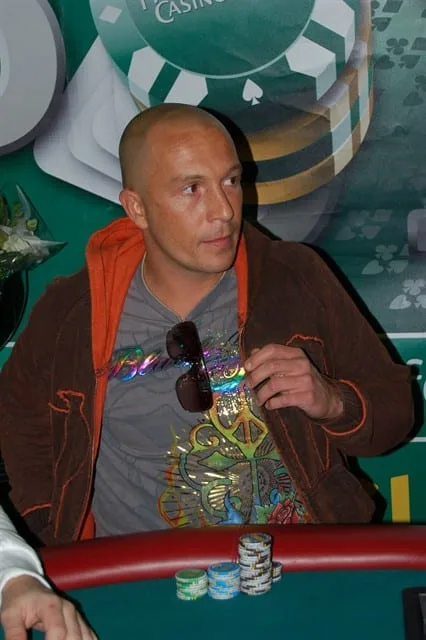 Wesley van der Veen | 2009/01 - DOM Classics - ev4 - 200 eu HE Rebuy + Addon