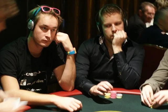 Michiel Brummelhuis naast Jorryt van Hoof | 2009/11 - Master Classics of Poker - 04 - 6000 eu Main Event