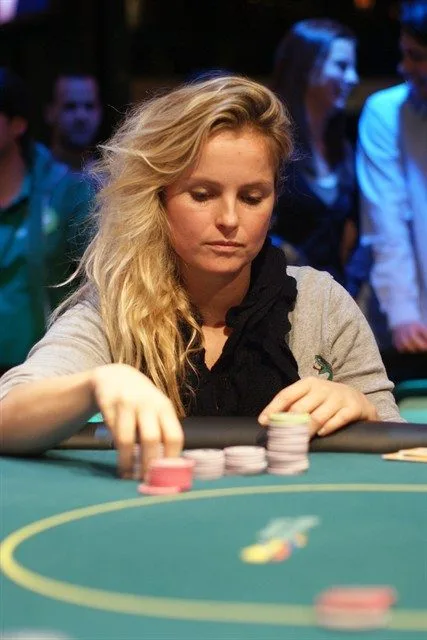 Fatima Moreiro de Melo aan FT | 2009/11 - Master Classics of Poker - 04 - 6000 eu Main Event