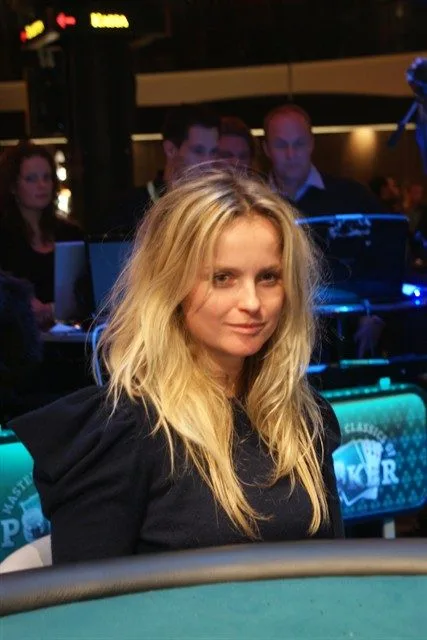 Seat 8 : Fatima Moreira de Melo | 2009/11 - Master Classics of Poker - 04 - 6000 eu Main Event