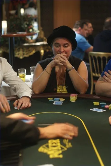 Mooie hoed! | 2010/10 - Light Town Poker Tournament - 500 eu NLHE F.O. Main Event