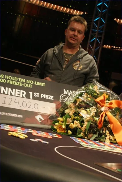 De beduusde winnaar Sven Holmgren | 2010/11 - Master Classics of Poker - 01 - 1500 eu NLHE FO