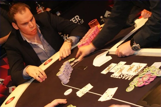 Zieke hand Tim vs Simon | 2010/11 - Master Classics of Poker - 02 - 800 eu Bounty NLHE