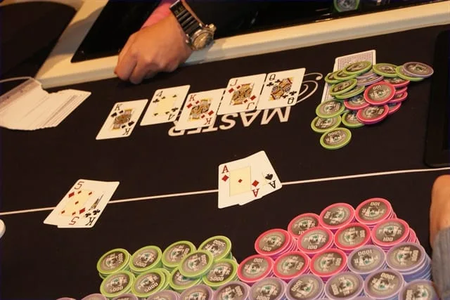 De kaarten van zieke hand | 2010/11 - Master Classics of Poker - 02 - 800 eu Bounty NLHE