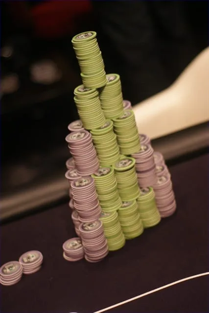 Chipcount Nguyen laatste 3 | 2010/11 - Master Classics of Poker - 04 - 6000 eu MAIN EVENT