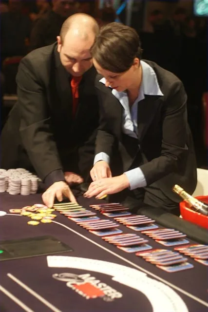 Het geld wordt klaargelegd | 2010/11 - Master Classics of Poker - 04 - 6000 eu MAIN EVENT