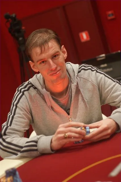 Tobias Peters | 2011/01 - Dom Classics - 700eu NLHE FO