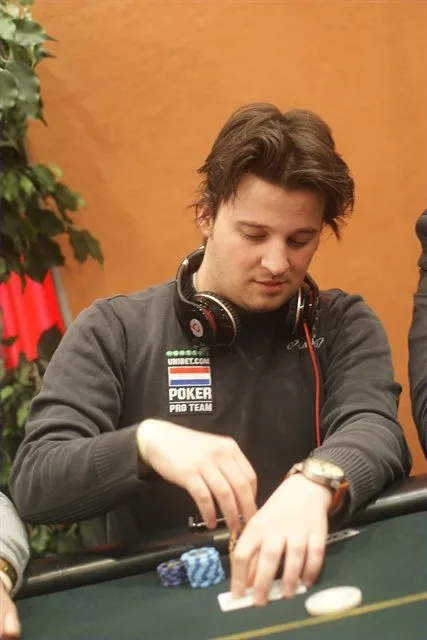 Paul Valkenburg | 2011/01 - Dom Classics - 700eu NLHE FO