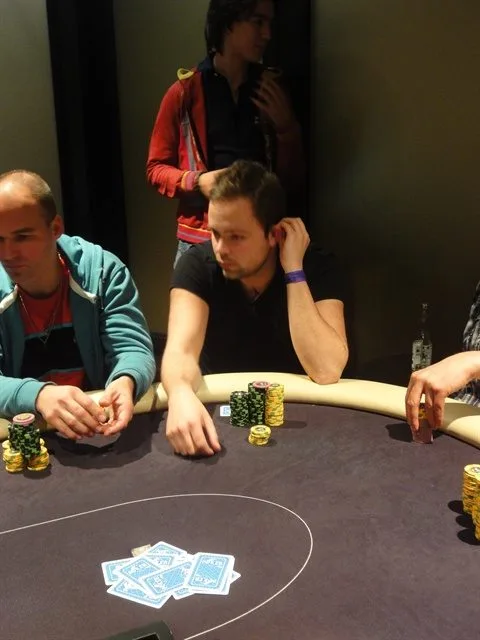 NULL | 2012/02 - Light Town Poker - 300 eu NLHE FO