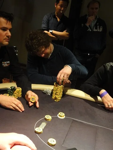 NULL | 2012/02 - Light Town Poker - 300 eu NLHE FO