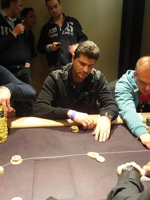 NULL | 2012/02 - Light Town Poker - 300 eu NLHE FO