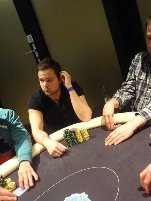 NULL | 2012/02 - Light Town Poker - 300 eu NLHE FO