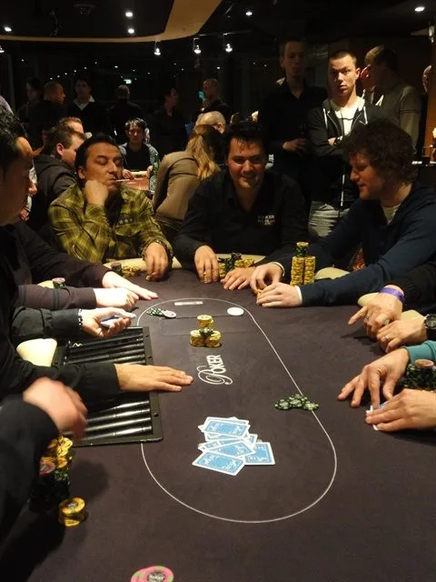 NULL | 2012/02 - Light Town Poker - 300 eu NLHE FO