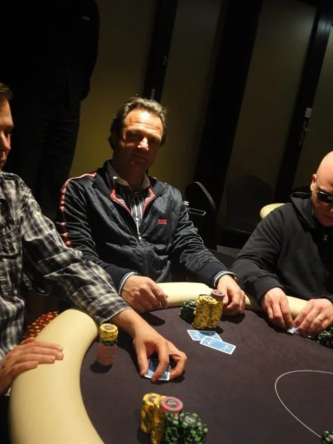 NULL | 2012/02 - Light Town Poker - 300 eu NLHE FO